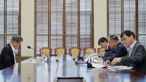 문 대통령 "K-뷰티 육성방안 마련…장관 중심 '원팀' 협력 강화"