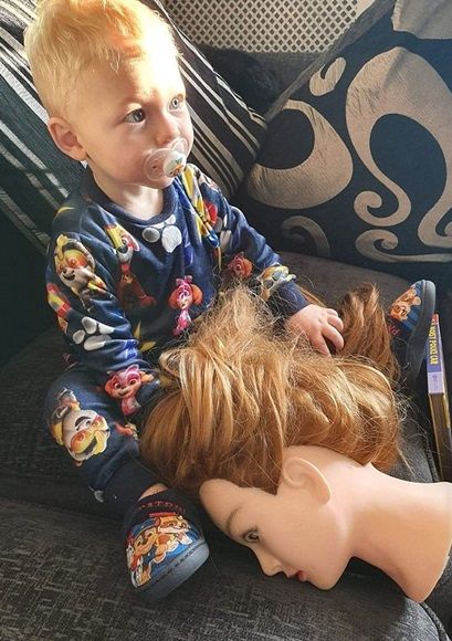 잠버릇 고치려다 그만…기괴한 '애착 인형'에 중독된 아기