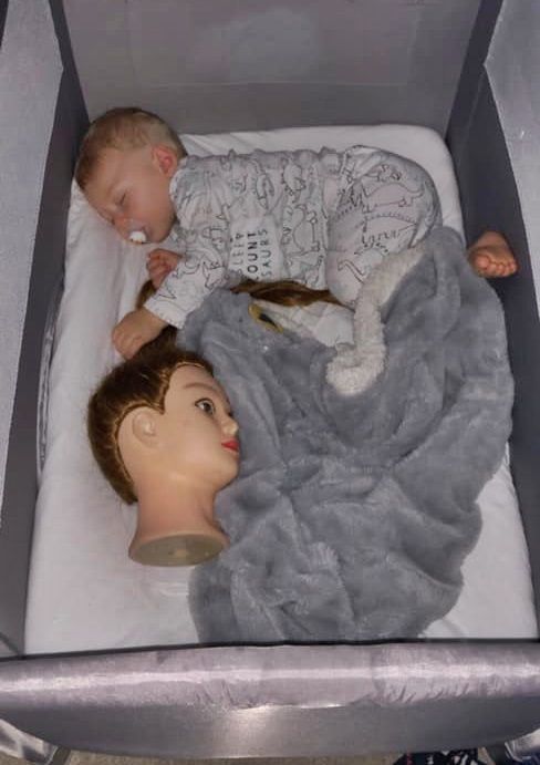 잠버릇 고치려다 그만…기괴한 '애착 인형'에 중독된 아기