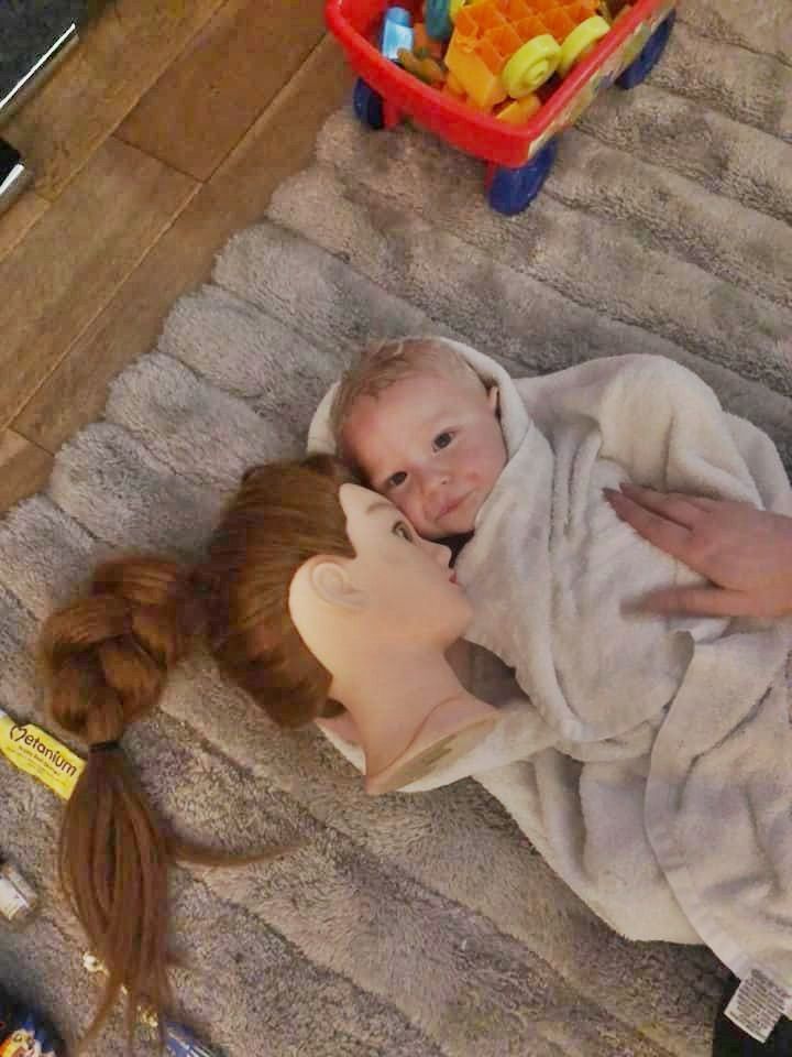 잠버릇 고치려다 그만…기괴한 '애착 인형'에 중독된 아기