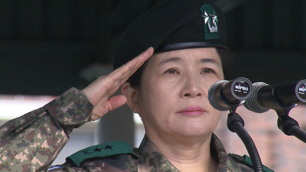 [영상] 창군 이래 첫 여성 '투스타' 강선영 사령관 취임…"받들어 총!"