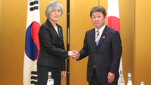강경화 외교부 장관, 모테기 도시미쓰 일본 외무상 (사진=연합뉴스)