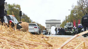 샹젤리제 거리 뒤덮은 짚더미&hellip;트랙터 상경 시위 이유