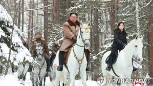 김정은, 간부들과 백두산행&hellip;"백두 공격 사상으로 투쟁"