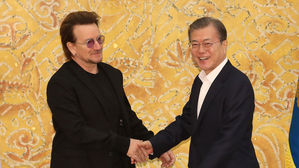 U2 보노, 문 대통령에 'SOS' 서한&hellip;韓 의료장비 지원 요청