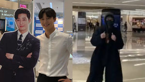[SBS Star] Park Seo Jun Visits a Shopping Mall to See Fan-prepared Birthday Ads