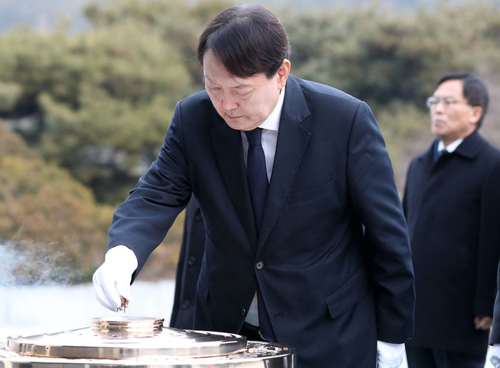 메인이미지  3 : 윤석열 검찰총장이 새해 첫 근무일인 2일 오전 서울 동작구 국립서울현충원을 방문해 현충탑에 분향하고 있다.