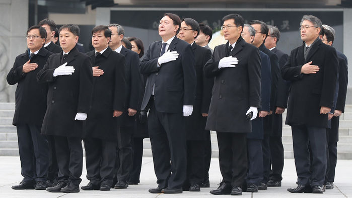 메인이미지  4 : 윤석열 검찰총장과 검찰간부들이 새해 첫 근무일인 2일 오전 서울 동작구 국립서울현충원을 방문해 참배를 마친 뒤 현충탑을 나서며 국기에 대한 경례를 하고 있다.