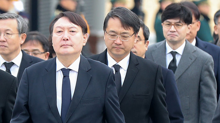 메인이미지  2 : 윤석열 검찰총장(왼쪽부터), 강남일 차장검사, 한동훈 반부패·강력부장을 비롯한 검찰 관계자들이 새해 첫 근무일인 2일 오전 서울 동작구 국립서울현충원을 방문해 참배를 위해 현충탑으로 향하고 있다.