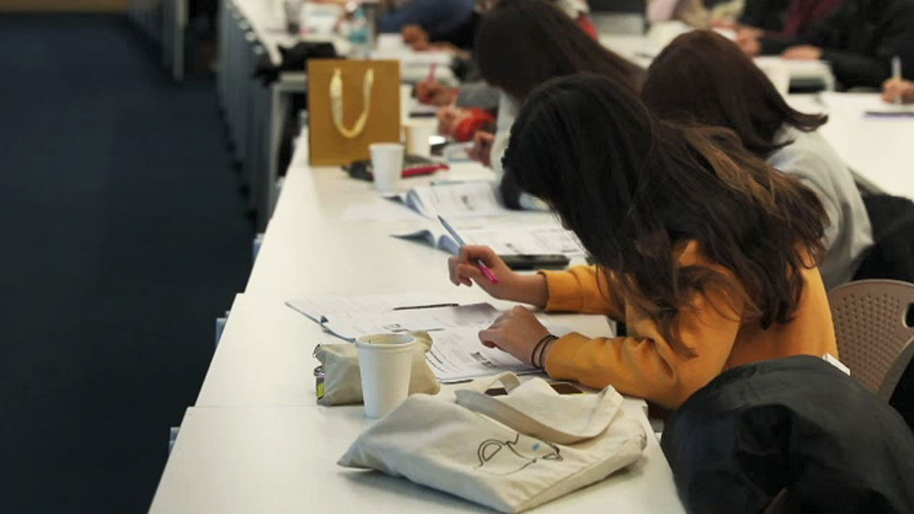 창업을 지원하는 사람들