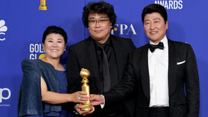 골든글로브 시상식에서 외국어영화상 받은 기생충, 봉준호 감독