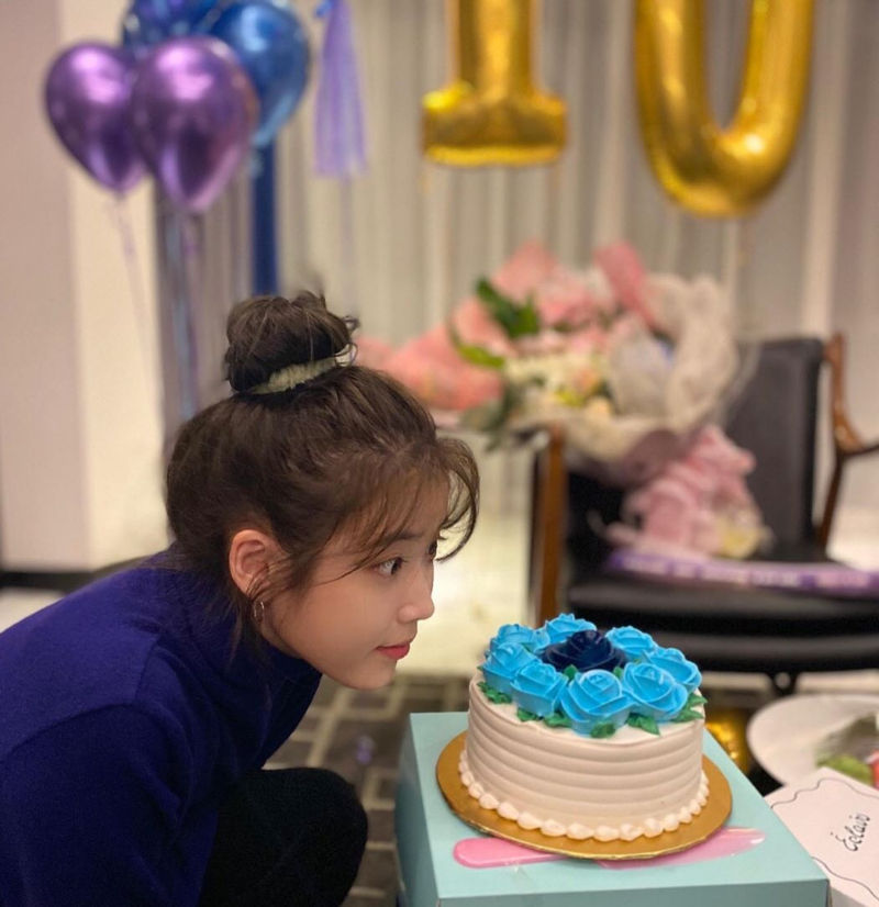 IU Reveals GFRIEND Umji's Thoughtful Gift That She Carries Every Day