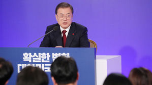 문 대통령 "개헌 추진 동력 되살리는 것은 국회의 몫"