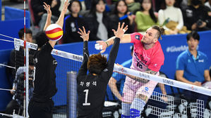 펠리페, 다우디에 판정승&hellip;우리카드, 현대 꺾고 선두 질주