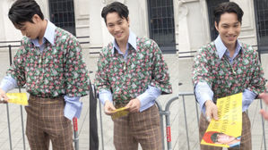 [SBS Star] VIDEO: EXO KAI Smiles After Seeing Fans' Banners that Said, "Happy Birthday!"