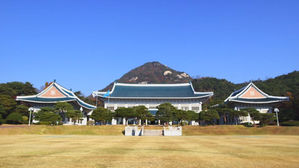 청와대 "문 대통령, 개헌안 재발의 가능성 없다"