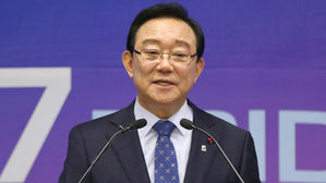 '청와대 불법지원 의혹' 송철호 울산시장 12시간 검찰 조사