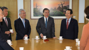 문 대통령 "검찰 개혁법, 악마는 디테일에…객관·중립성 확보해야"