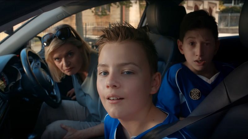 여성 몸매 넋 놓고 보는 KFC 광고 (출처=KFC Australia)