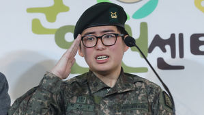 '성전환' 부사관, 전역? 계속 복무?&hellip;아찔한 토론