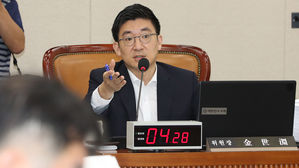 복지위 전체회의 진행하는 김세연 위원장