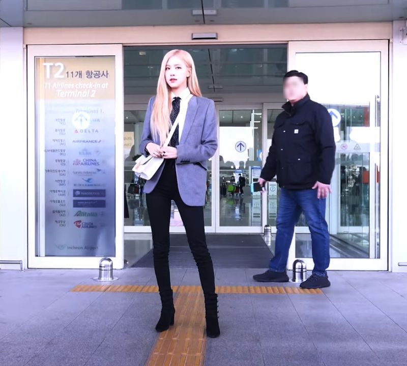 BLACKPINK ROSE's Bodyguard Goes Viral Online for the Cutest Reason