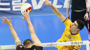 마테우스, 가빈에 판정승&hellip;KB손보, 한국전력 제압