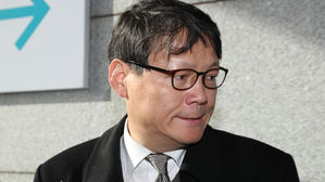 [영상] '선거개입 의혹' 이광철, 검찰 출석&hellip;"누가 반쪽짜리 사실 흘리나"