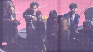 [SBS Star] VIDEO: Taeyeon & EunHyuk Get Ha Sung Woon Who Was Standing Alone to Join Them