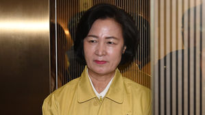 추미애, 공소장 비공개 논란 직접 해명&hellip;"국정농단 때와 달라"