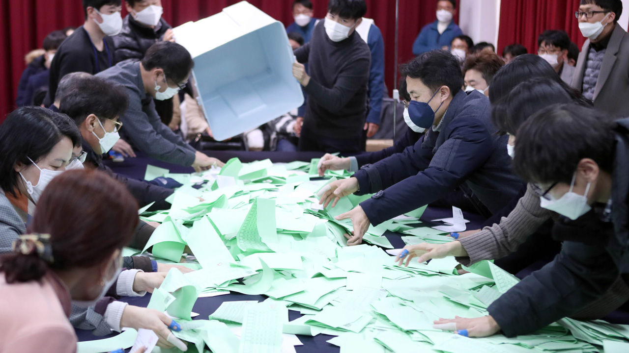 투표용지 길이만 60.1㎝…힘들고 오래 걸리는 비례 개표