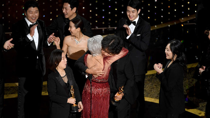 메인이미지  6 : 아카데미 작품상 수상 후 시상자와 껴안은 '기생충'의 봉준호 감독