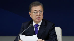 문 대통령 "코로나19 머지않아 종식&hellip;정부&middot;경제계 합심하자"