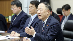 [속보] 홍남기 "'코로나19' 수출대책 내주 발표"