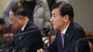 한은 '코로나19 충격 좀 더 지켜보자'&hellip;'4월 인하론' 대세