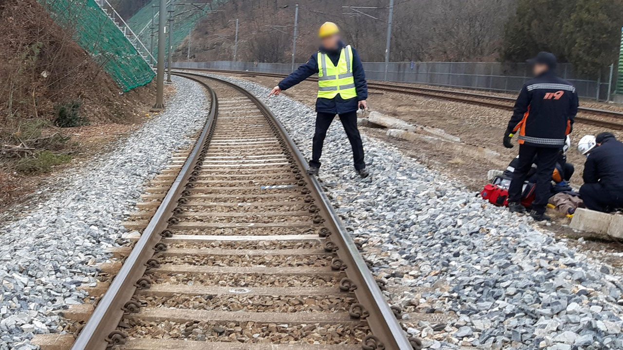 경부선 철길서 70대 새마을호에 치여 부상