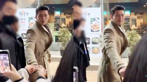 [SBS Star] VIDEO: Hyun Bin Holds Fans' Hands Who Have Been Waiting for Him in the Cold