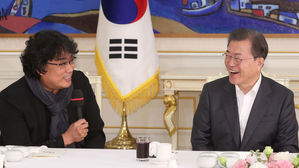문 대통령, 봉준호에 "아내가 팬"&hellip;식탁에는 김 여사표 짜파구리
