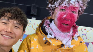 [SBS Star] Kim Jong-kook Wishes Lee Kwang Soo for a Speedy Recovery in a Hilarious Way
