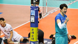 프로배구 우리카드, KB손보 꺾고 선두탈환