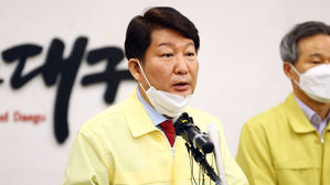 권영진 대구시장, 문 대통령에 사과&hellip;"긴급명령 요청, 법 검토 부족"