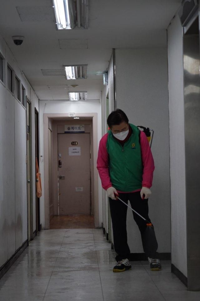 종로구 방역 나선 미래통합당 황교안 대표 (사진=황교안 페이스북 캡처, 연합뉴스)