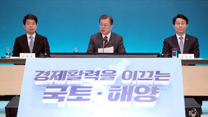 문 대통령 "방역 최우선이지만 경제 고삐 늦추지 않아야"