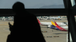 인천공항 1터미널의 아시아나항공 여객기들
