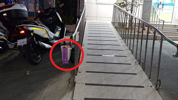 시민이 놓고 간 마스크, 간편식품이 든 쇼핑백