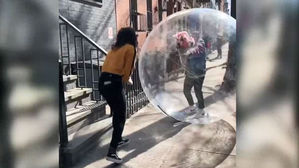 꽃다발 들고 비닐 공으로 '데굴'&hellip;코로나가 맺은 인연