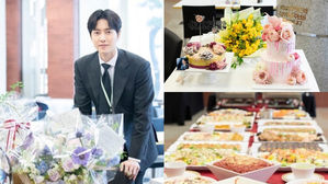 [SBS Star] Park Hae Jin Smiles After Receiving Jaw-dropping Gifts from Fans on His 14th Debut Anniversary