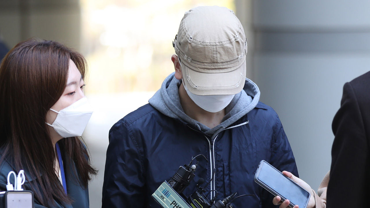 영장실질심사 받으러 가는 중 취재진 질문 받는 조주빈 공범 '부따' (사진=연합뉴스)