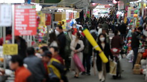 "이르면 내달 韓 경제 정상화…항공·관광은 내년 회복"