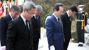 정 총리, 임정 수립 101주년 맞아 현충원 임정 요인 묘역 참배